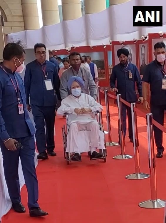 ANI's tweet photo. Former Prime Minister of India and Congress MP Manmohan Singh, after casting his vote in the election being held for the post of President of India in Parliament https://t.co/pm4Bihza1Z