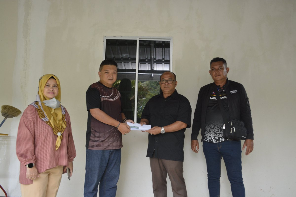 LabuanCorp's tweet photo. YB Senator Datuk Haji Bashir bin Haji Alias, Pengerusi Perbadanan Labuan pada hari ini turun padang menyerahkan wang ehsan kepada 9 keluarga yang telah mengalami bencana alam yang berlaku pada 9 hingga 11 julai .
#KeluargaMalaysia
#MyLabuan https://t.co/DkCyOdWRdA