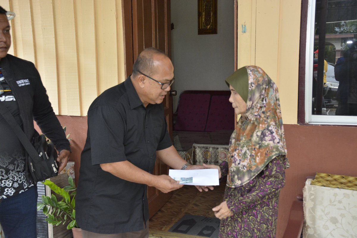 LabuanCorp's tweet photo. YB Senator Datuk Haji Bashir bin Haji Alias, Pengerusi Perbadanan Labuan pada hari ini turun padang menyerahkan wang ehsan kepada 9 keluarga yang telah mengalami bencana alam yang berlaku pada 9 hingga 11 julai .
#KeluargaMalaysia
#MyLabuan https://t.co/DkCyOdWRdA