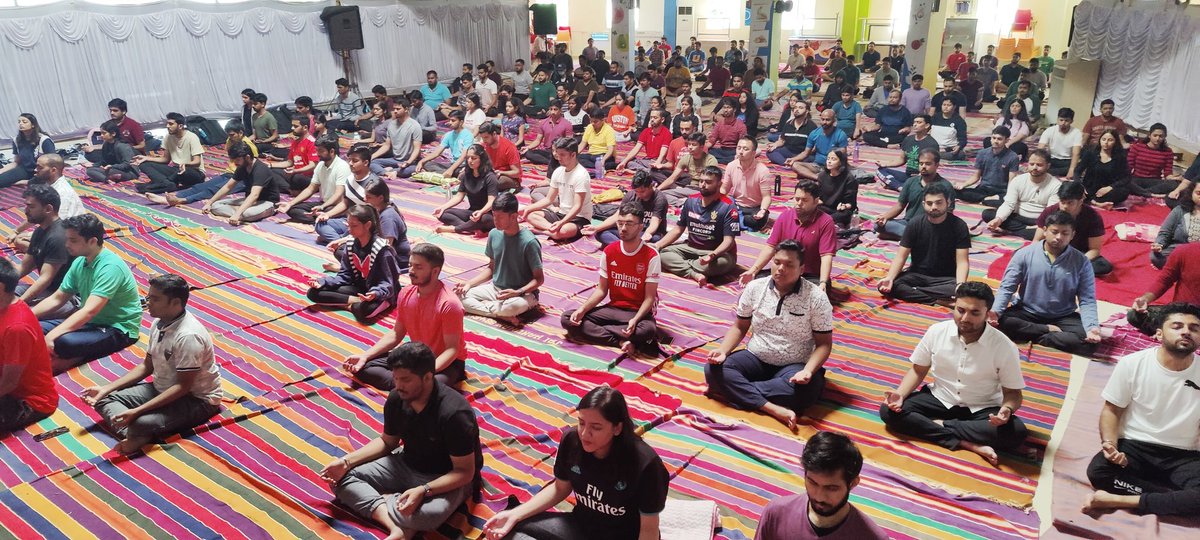 viratchirania's tweet photo. Hundreds n hundreds of budding managers from some of the top B schools experienced the subtle magic of SKY (@ArtofLiving 's Sudarshan Kriya Yoga)!

Happified and energized to face the world with a new outlook! (Sharing Pics from 2 batches here)

#TrueEducation
Thank You @SriSri https://t.co/7YcAvoQBHy