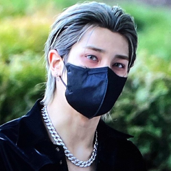 picsofhangyul's tweet image. his long hair was just everything