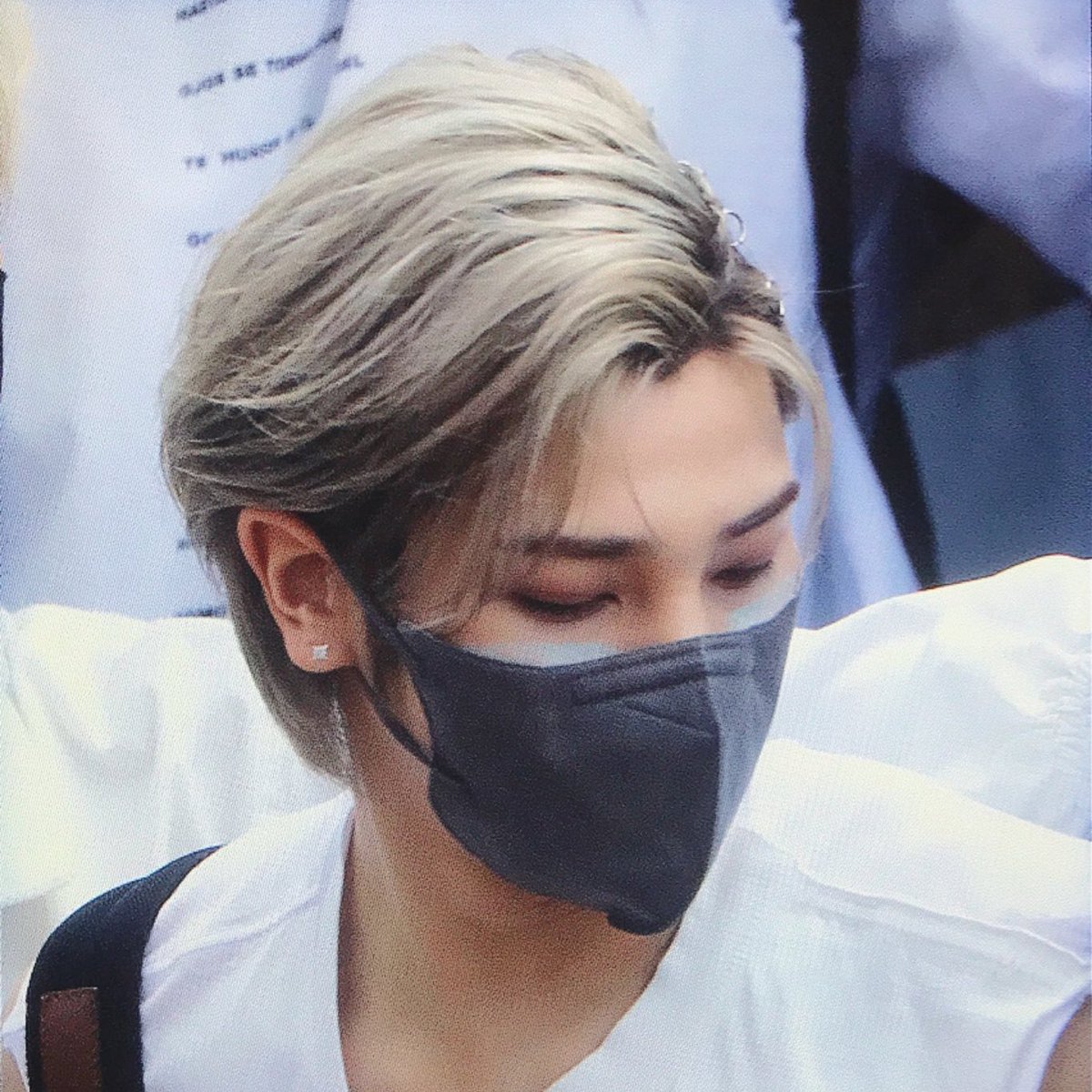 picsofhangyul's tweet image. his long hair was just everything