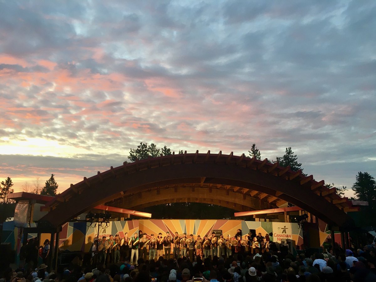 LaurieSarkadi's tweet photo. Oh Yellowknife how do I love thee. Let me count the ways. #YellowknivesDeneDrummers #FOTR2022 #DrumDance ⁦@FolkontheRocks⁩ 🙌🏼♥️ https://t.co/HezPdVXR3w