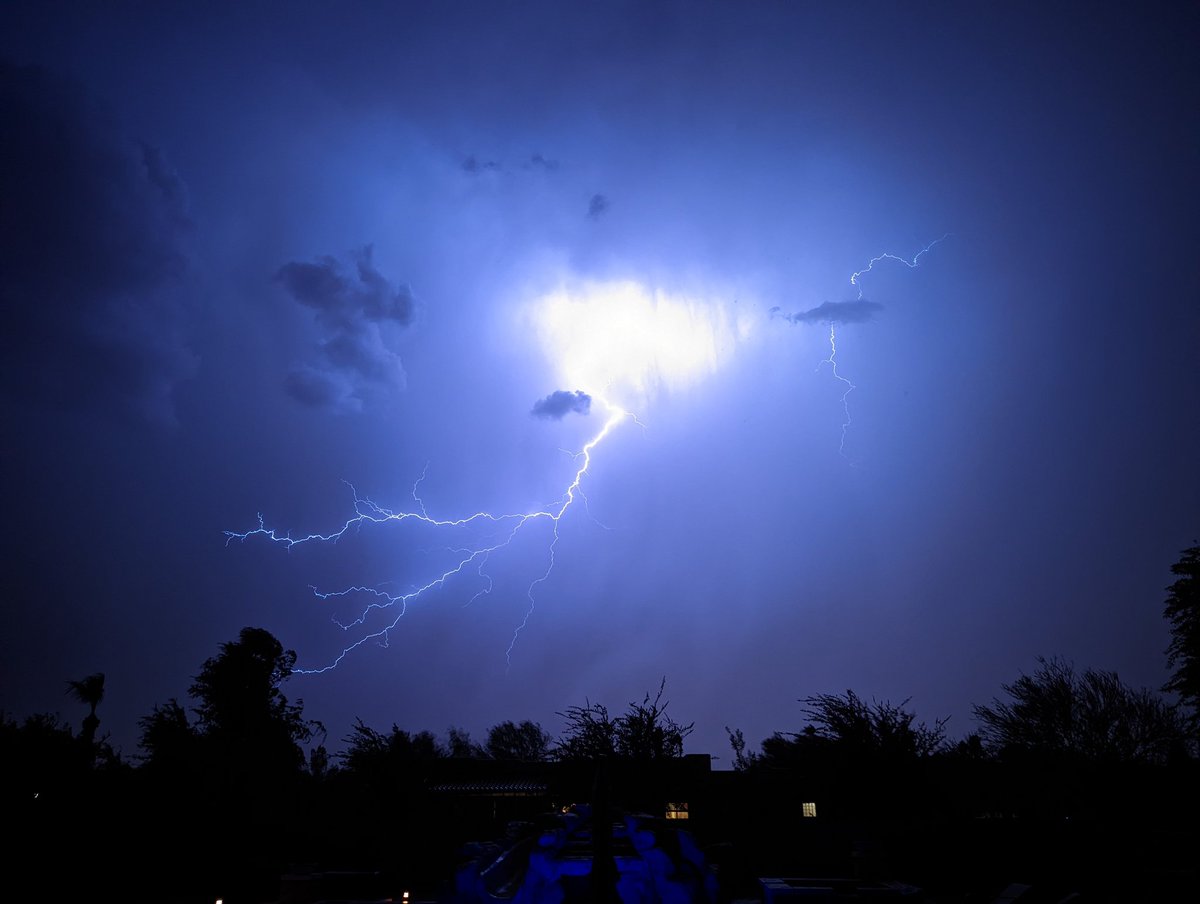 StormGrowler's tweet photo. 2nd Day of Arizona Monsoon Season!
Loving it!
🌵⚡

#ArizonaMonsoon #AZMonsoon #Phoenix #NaturePhotography #ThePhotoHour #AZwx #Arizona #Weather #Lightning #Storms #Monsoon #StormHour #LightningShow https://t.co/lVlE9eLUNO