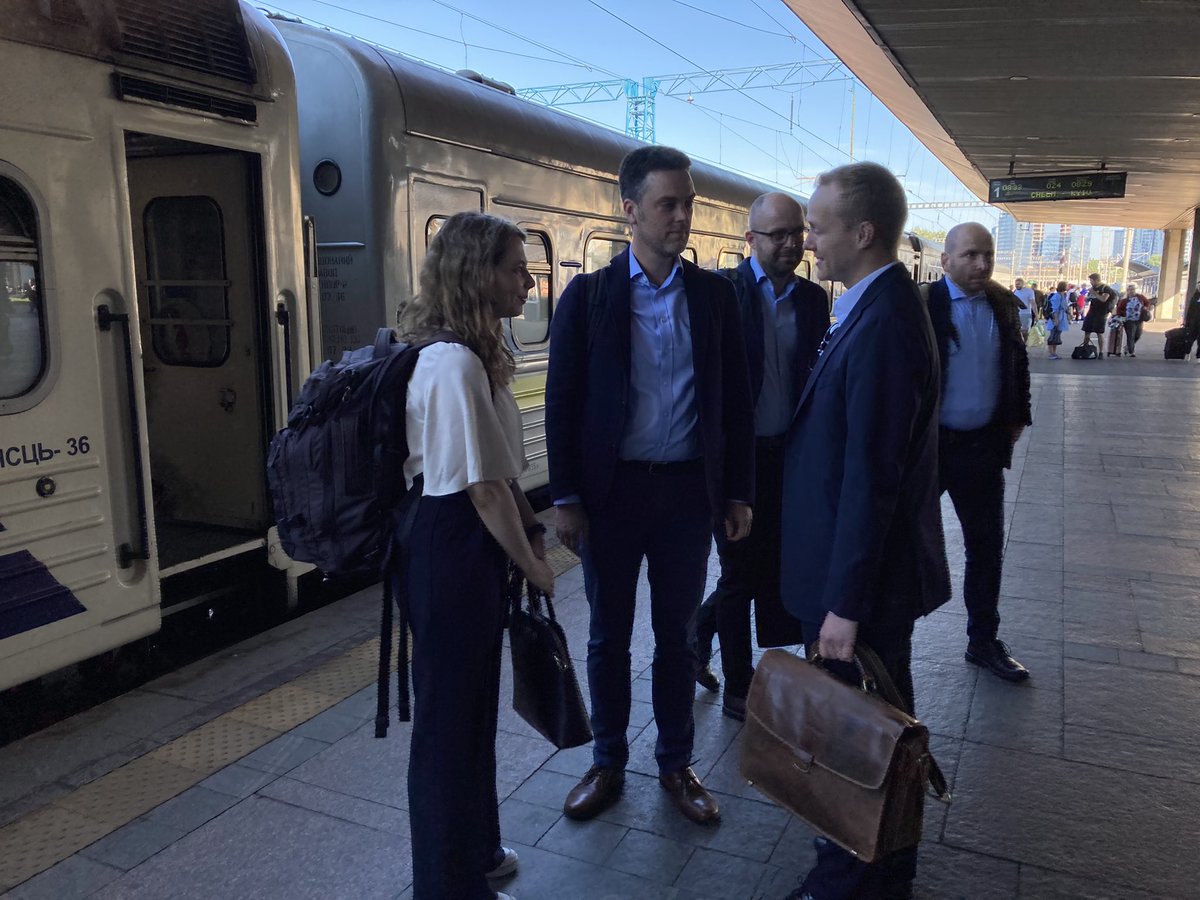 Guten Morgen aus Kyiv! Die grünen MdBs <a href="/jamila_anna/">Jamila Schäfer</a> und <a href="/robinwagener/">Robin Wagener</a> sind heute Nacht mit dem Zug angereist. Sie wollen sich ein Bild der Lage vor Ort machen, mit ukrainischen Politiker:innen Gespräche u.a. zur europ. Integration der 🇺🇦führen. <a href="/derspiegel/">DER SPIEGEL</a> ist dabei.