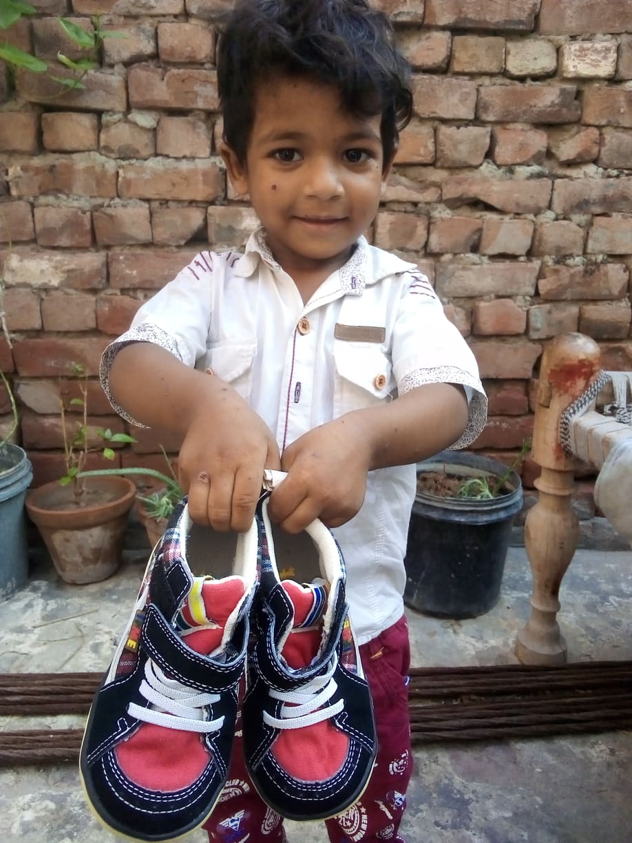 تويتر Npo法人ワールドギフト 再利用 寄付活動 على تويتر 日本で大切に使用されて来たかわいい靴 このか鞄は次はパキスタンのこの子を守ります 沢山の靴をプレゼントしたい みんなに使ってもらいたい 靴寄付 靴寄付ワールドギフト 靴が好き 靴が