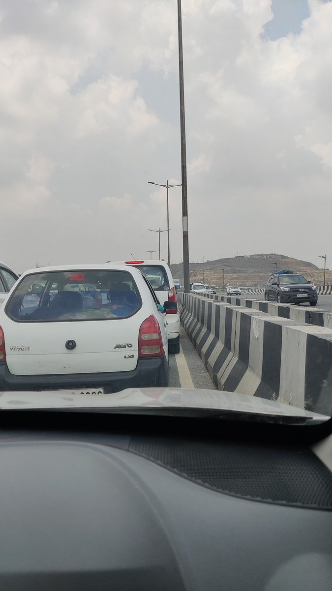 poorvahere's tweet photo. If travelling on #outerringroad delhi towards Bypass (jha kuddey ke pahad hai😂) Pls don't 🥲 heavy traffic stuck on same flyover from past 1 hour. #Delhi #TrafficJam 

@dtptraffic https://t.co/GiRupEWa24