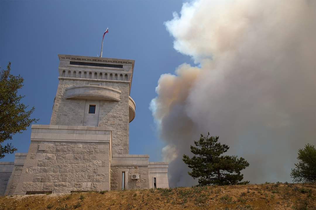 andyblanck1's tweet image. a huge fire broke out on the #Karst, south Gorizia. Dangerous detonations on the ground due to #WW1 remnants💥