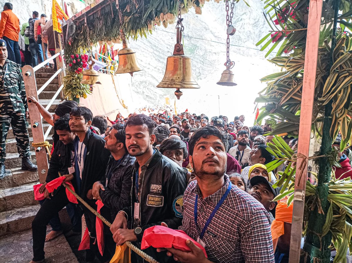 KashmirAhead's tweet photo. More than 1.83 lakh pilgrims have completed their #AmarnathYatra so far, as another batch of 5,649 #AmarnathYatris left #Jammu on Monday for darshan.
We wish safe yatra for all pilgrims and thank @OfficeOfLGJandK for the praiseworthy arrangements for #SAJY this year.
#Kashmir https://t.co/ccL7VDg4zL