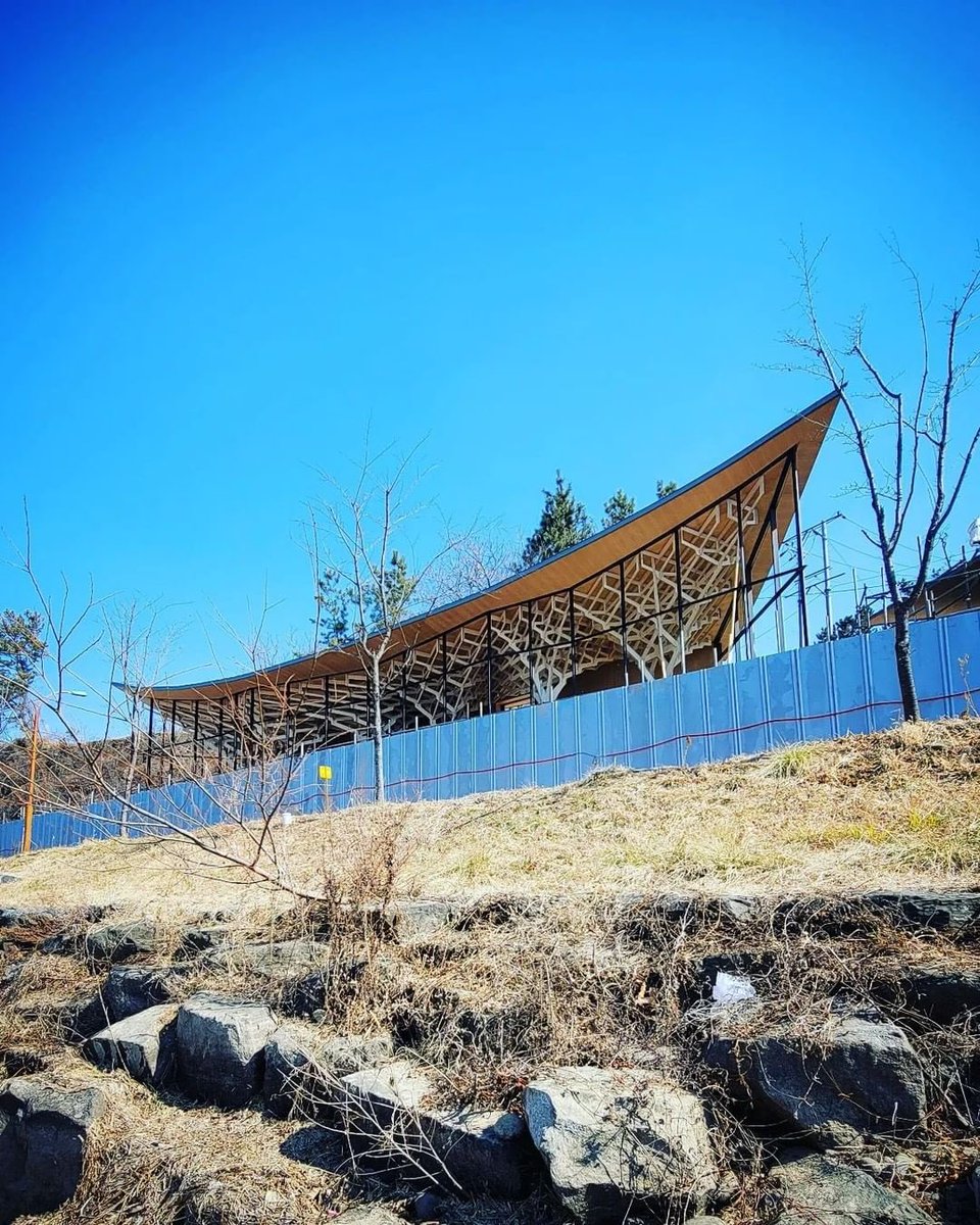 Pavilion of Floating Lights, designed by Jae K Kim, is an ongoing project of Forgotten Architecture series.

🖋 Architects: Jae K Kim
📍 Location: Jinju, Korea 

#pavilionoffloatinglights #parametricdesign #digitalfabrication #timberarchitecture