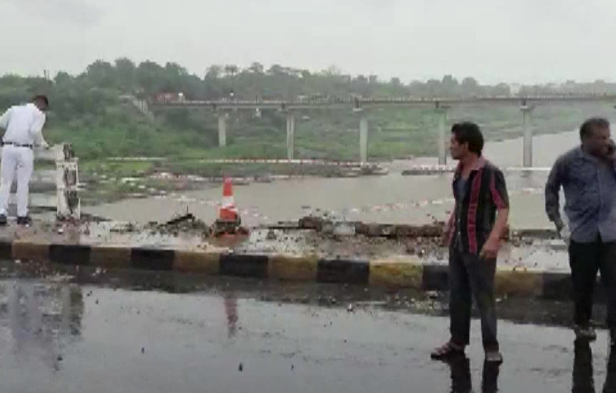 Madhya Pradesh: Pune-bound bus falls into Narmada river; 12 dead, 15  rescued - Dynamite News