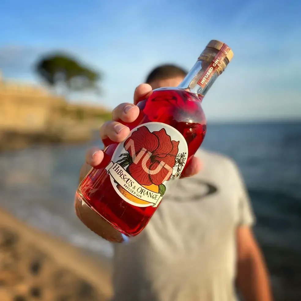 Destil·lat en alambins de coure i infusionat en fred amb flors d'hibiscus i pell de taronja. El nostre Hibiscus&amp;Orange és un flower power de proximitat 🌺😉🍊
#distillery #empordà