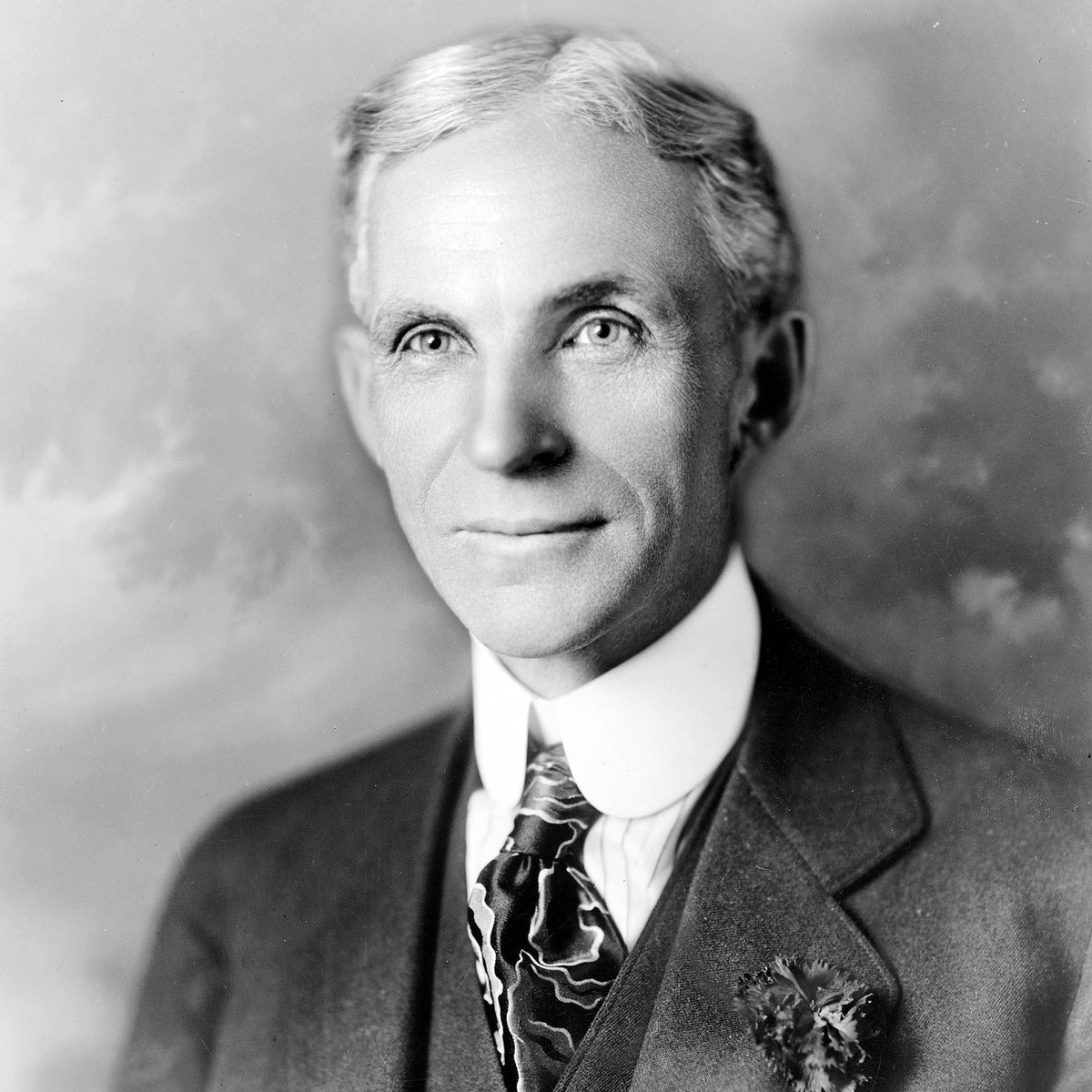 “El dinero no cambia al hombre, simplemente lo desenmascara. Si un hombre es naturalmente egoísta, avaro y arrogante, esto se manifiesta con el dinero”. 
Henry Ford
#Fuedicho