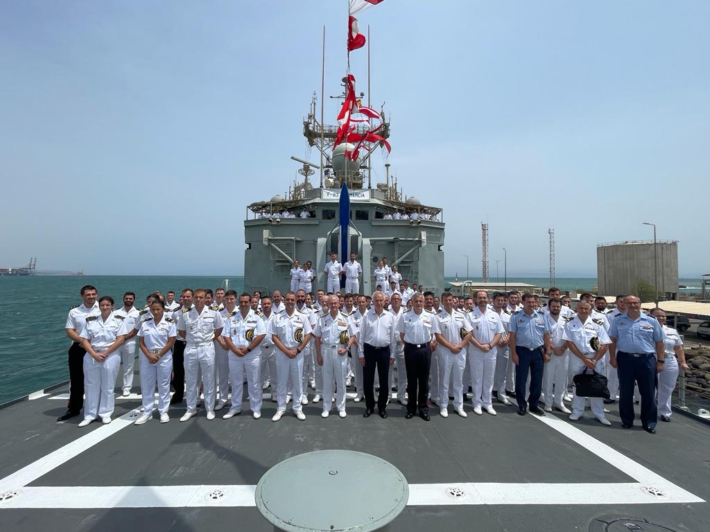 EMADmde's tweet photo. El #JEMAD🇪🇸 visita al contingente español desplegado en la #OPAtalanta @EUNAVFOR y en @EUTMSomalia Ha comprobado sobre el terreno el trabajo de nuestras Fuerzas Armadas en estas dos misiones de la  Unión Europea @EjercitoTierra @Armada_esp @EjercitoAire #mandodeoperaciones https://t.co/TLa68G6Hpb