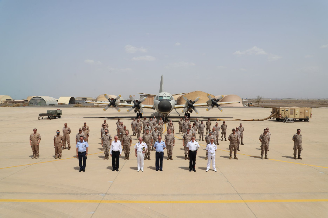 EMADmde's tweet photo. El #JEMAD🇪🇸 visita al contingente español desplegado en la #OPAtalanta @EUNAVFOR y en @EUTMSomalia Ha comprobado sobre el terreno el trabajo de nuestras Fuerzas Armadas en estas dos misiones de la  Unión Europea @EjercitoTierra @Armada_esp @EjercitoAire #mandodeoperaciones https://t.co/TLa68G6Hpb