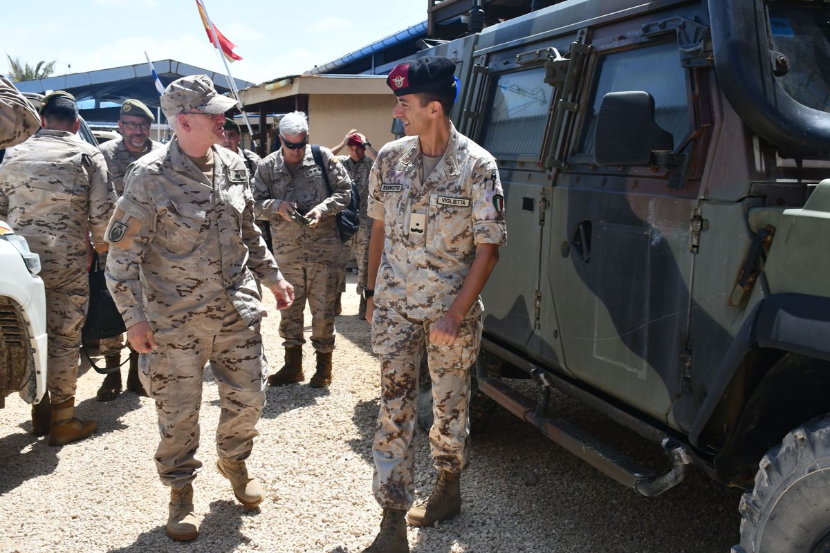 EMADmde's tweet photo. El #JEMAD🇪🇸 visita al contingente español desplegado en la #OPAtalanta @EUNAVFOR y en @EUTMSomalia Ha comprobado sobre el terreno el trabajo de nuestras Fuerzas Armadas en estas dos misiones de la  Unión Europea @EjercitoTierra @Armada_esp @EjercitoAire #mandodeoperaciones https://t.co/TLa68G6Hpb
