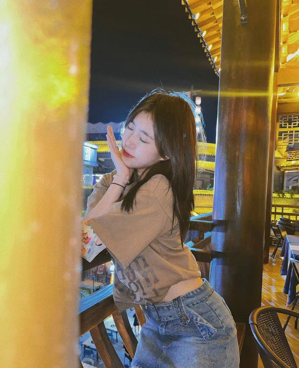 大家在自己家里有没有推荐的游戏啊 

突然好无聊  想出去玩  

#家  #旅游 #美女 #云南