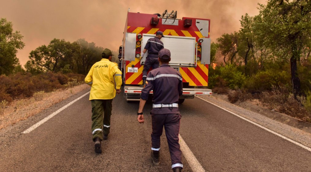 AJEnglish's tweet photo. Hundreds of firefighters and soldiers have been mobilised to tackle forest fires burning for days in northern Morocco's wooded regions — in pictures https://t.co/sBecbEKOu7 https://t.co/y1mVeqP23v