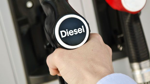 LodeVerkinderen's tweet photo. Regering bevriest accijnzen tot eind '22, een echte slag in het gezicht voor de transporteur. @tlv_be had maandenlang aangedrongen om professionele diesel volop te herinvoeren én een inspanning gasprijs. Sector kan niets anders dan hoge energiekosten volledig doorrekenen https://t.co/hDdI76tzWd