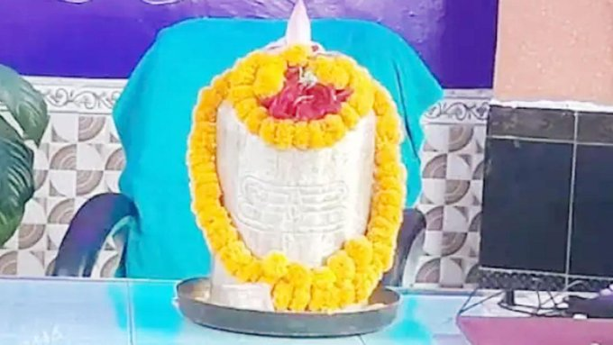 NewsPokeIndia's tweet photo. सरयू नदी में मिला चांदी का 21 किलो वजनी शिवलिंग

#sawan #Shivling #LordShiva https://t.co/Zsc7gDarG4