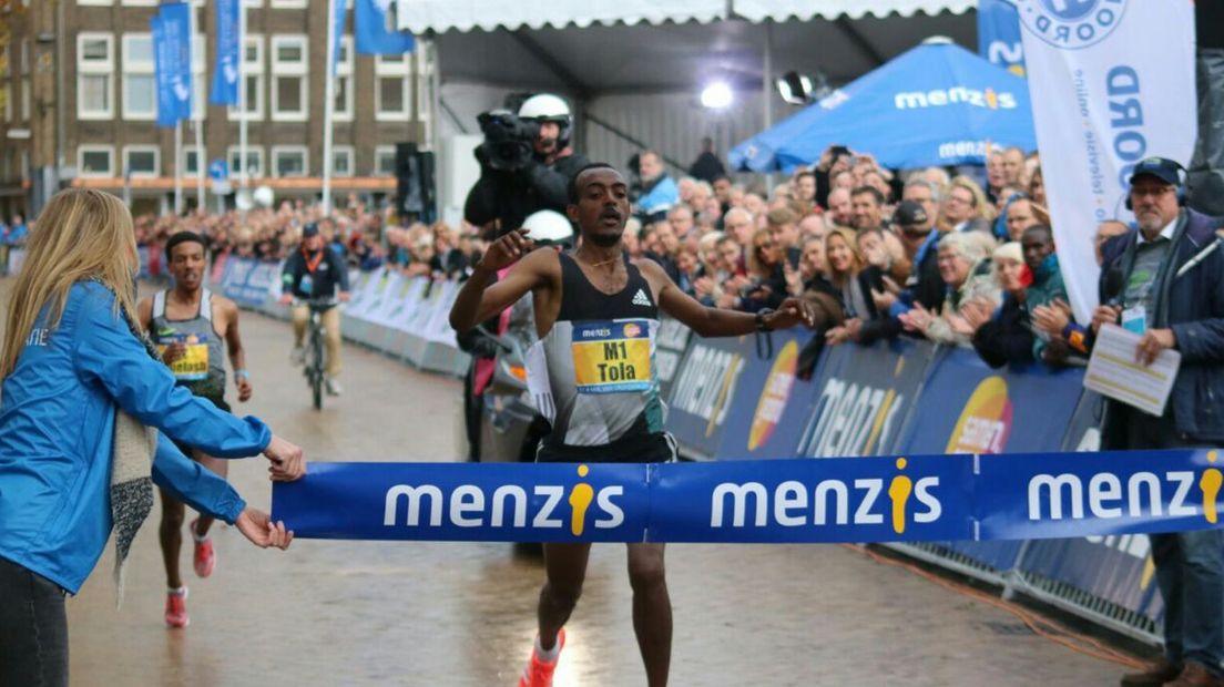 In 2016 winnaar van de Menzis 4 Mijl van Groningen, vandaag wakker geworden als wereldkampioen marathon 😎. Be like Tamirat Tola en schrijf je vandaag nog in voor de 4 Mijl via: 4mijl.nl/inschrijven/me… #4mijl #WorldAthleticsChamps