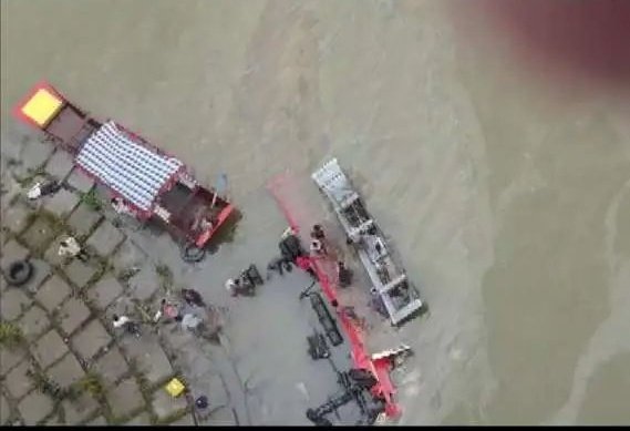 LayBhari3's tweet photo. MP bus accident: A Maharashtra roadways bus fell off Khalghat Sanju Setu in Madhya Pradesh this morning. 12 people have been reported dead and 15 have rescued. The bus was going to Pune from Indore. #laybhari #Laybharinews #Maharashtraroadways #busaccident #narmada https://t.co/T3hdsG2IFB