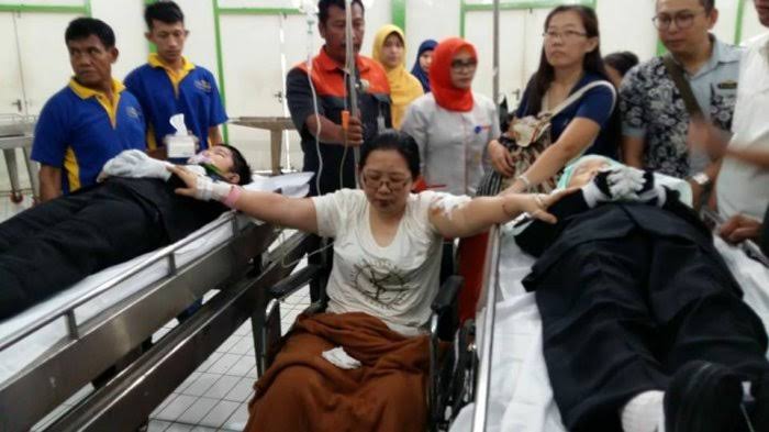 Masih ingat tragedi Ledakan bom Bunuh Diri di Gereja Surabaya 2018 lalu?

Ini adl hasil dari orang2 dan kelompok RADIKAL yg melakukan PEMBELAAN kpd para PELAKU TEROR

Lalu, kita yang benci kepada Pelaku Bom BUNUH DIRI, mereka cap sebagai ISLAMOPHOBIA

Kalian memang TAK PUNYA HATI