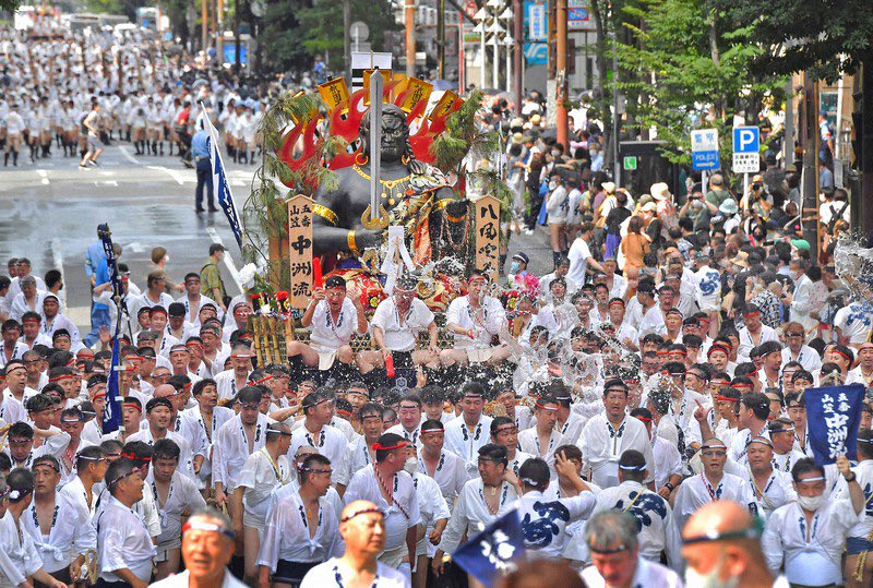 rum_shihou's tweet photo. 義兄は医師だから情報入るけど、今年復活した博多山笠で案の定クラスター発生して病院が大変なことになっているとのこと。マスクせずにこんだけ密になってハァハァやってりゃクラスターも起こるわな。

なぜか地元では一切報道されていないらしいけど。

来年もやるなら隠すしかないのか。 https://t.co/vLkNeA1tYo