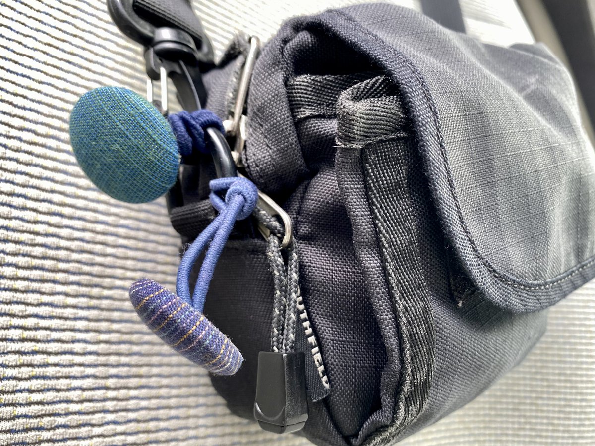 tk199202's tweet photo. ねやねやさんのくるみボタン、2個目()を買いました🔵
会津木綿だそうです。
1年前の遠州木綿くるみボタンと並べて付けて頂きました!
#こまんばマルシェ
#阿智村
#下伊那郡
#南信州
#MAISON_H さん
#わーねいしょん(和-nation #飯田ねやねやちゃん @iidaneyachan)さん
#初夏の南信とイベントと2022 https://t.co/e3I9JeZhjM