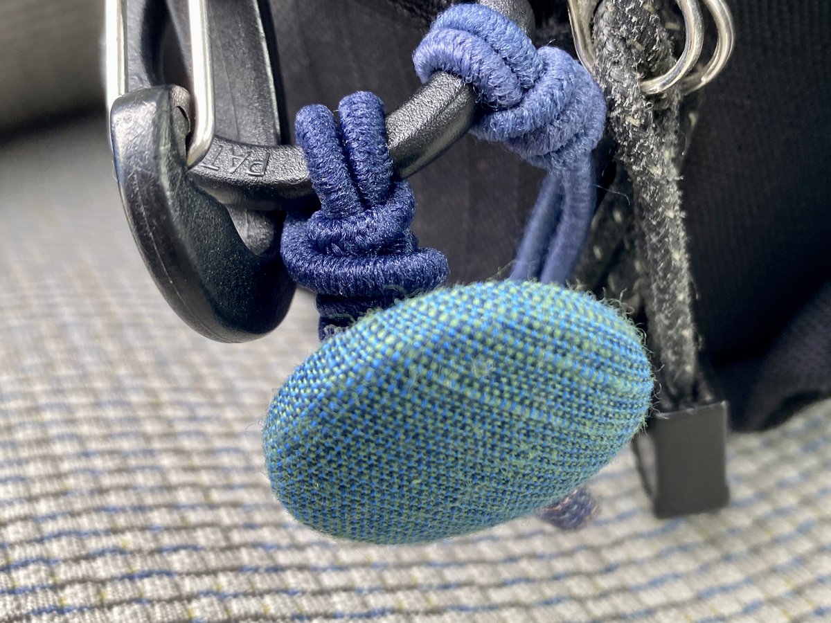 tk199202's tweet photo. ねやねやさんのくるみボタン、2個目()を買いました🔵
会津木綿だそうです。
1年前の遠州木綿くるみボタンと並べて付けて頂きました!
#こまんばマルシェ
#阿智村
#下伊那郡
#南信州
#MAISON_H さん
#わーねいしょん(和-nation #飯田ねやねやちゃん @iidaneyachan)さん
#初夏の南信とイベントと2022 https://t.co/e3I9JeZhjM
