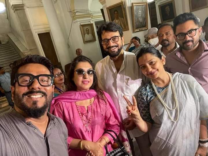 KhelaHobe2024's tweet photo. রাষ্ট্রপতি নির্বাচনের  ভোট দেওয়ার জন্য তৃণমূল কংগ্রেসের বিধায়করা। 
#KhelaHobe https://t.co/xmNiUAeBCR