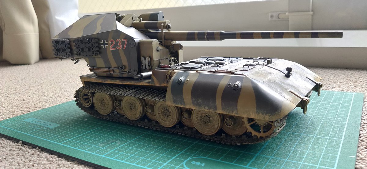 satoru1012's tweet photo. Amusing Hobby 1/35 Waffentrager auf E-100完成。
作ってて本当に楽しいキットだった。
昨日の状態で完成でも良かったんだけど、サイドスカートを付けた方がかっこよくなる気がしたので装着。 https://t.co/5OE6KXukFW