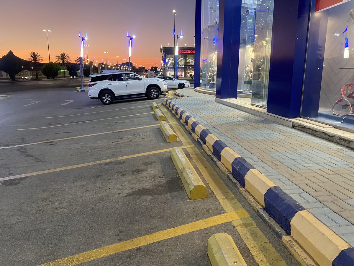 arac433's tweet photo. لماذا تتسابق المحلاَّت التِّجاريَّة لتنفيذ مواقف على شكل(مُنحدر)؟!

هذا النَّموذج من أسوأُ 
النَّماذج حيث أنَّه:

١. يُسبِّب تحرُّكا (ذاتيَّاً) للسيَّارات للخلف.

٢. صعوبة بالغة لحركةعربات التسوُّق🛒 
وذوي الاحتياجات.

٣.يُنفَّذ بأرصفة كالقلاع لاتستخدم للمشي.

يجب منعهُ فورًا!! https://t.co/z4lYrN0Rg2