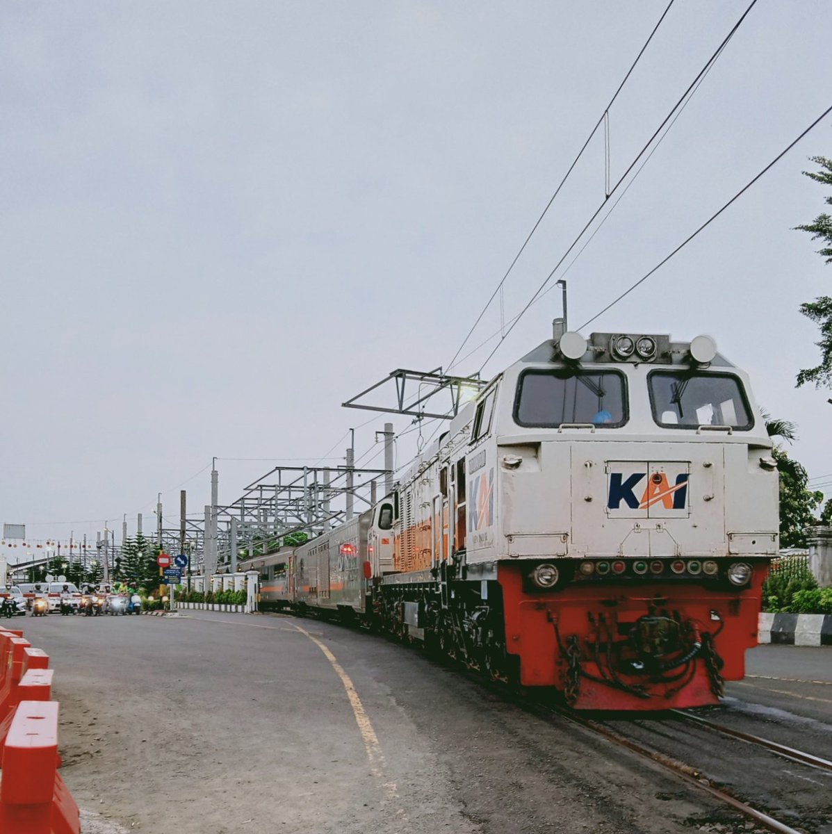 ItsWolf_Maybe's tweet photo. Langsir mundur ka Senja Utama Yogya (Premium)

JPL 3A &amp; 3B Stasiun Yogyakarta https://t.co/i3Prn87cKD