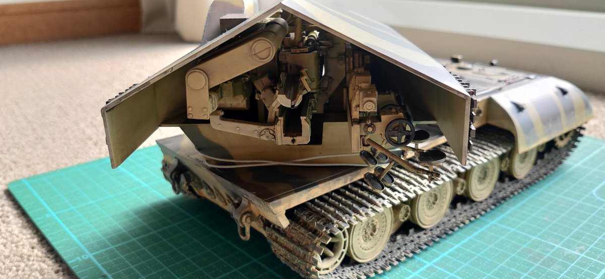 satoru1012's tweet photo. 主砲後ろから。砲塔のように見えるのは防楯なので、車体に主砲をポン載せした車輌だったりする。防楯の中には主砲関係のパーツがギチギチに詰まっていて、スペースがほとんど無い。これに人が乗り込んで操作するの無理ゲーじゃね？ https://t.co/Y8G4icAKcJ