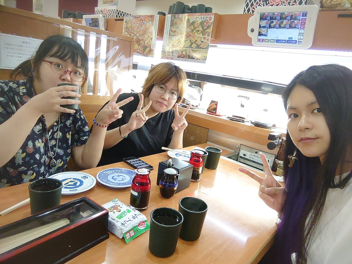 raven1o3's tweet photo. 土曜日からドッキリの為に朝からお家おじゃまして、カラオケして、お家戻ってそのままダラダラ深夜まで話したりストレッチで遊んで、お泊まりして
唐突に服買いに行って、寿司食べて
楽しかった、二人ともありがとう✨✨ https://t.co/pEwG6XVwWI