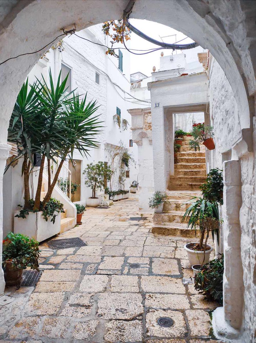 AllafineViaggio's tweet image. Oggi vi porto a spasso per la Val d'Itria, in #Puglia 👉bit.ly/3AXTYJu Un tessuto di borghi minuscoli e tutti bianchi, pronti a trasmettere la loro dolcezza intrinseca a chi decide di scoprirli portandosi dietro semplicemente un sorriso.😍