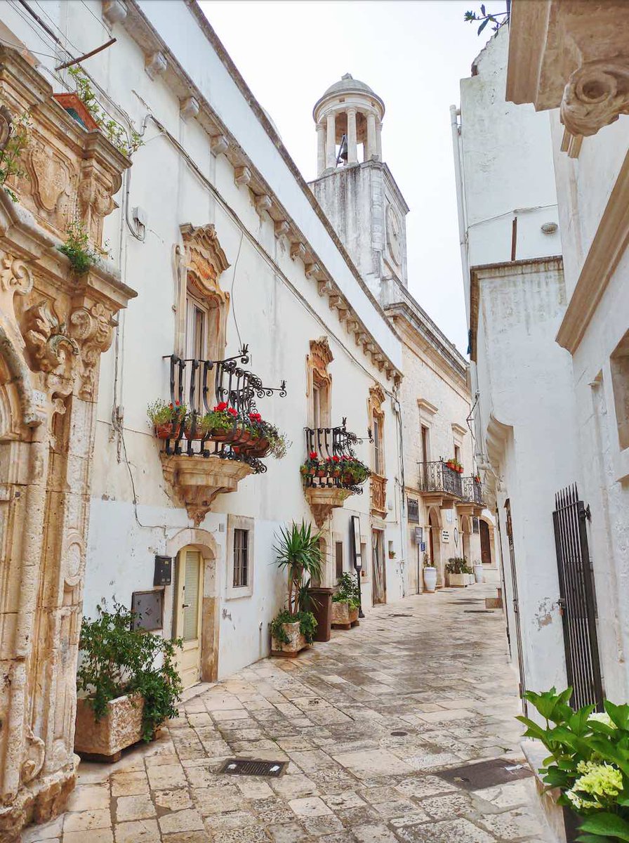 AllafineViaggio's tweet image. Oggi vi porto a spasso per la Val d'Itria, in #Puglia 👉bit.ly/3AXTYJu Un tessuto di borghi minuscoli e tutti bianchi, pronti a trasmettere la loro dolcezza intrinseca a chi decide di scoprirli portandosi dietro semplicemente un sorriso.😍