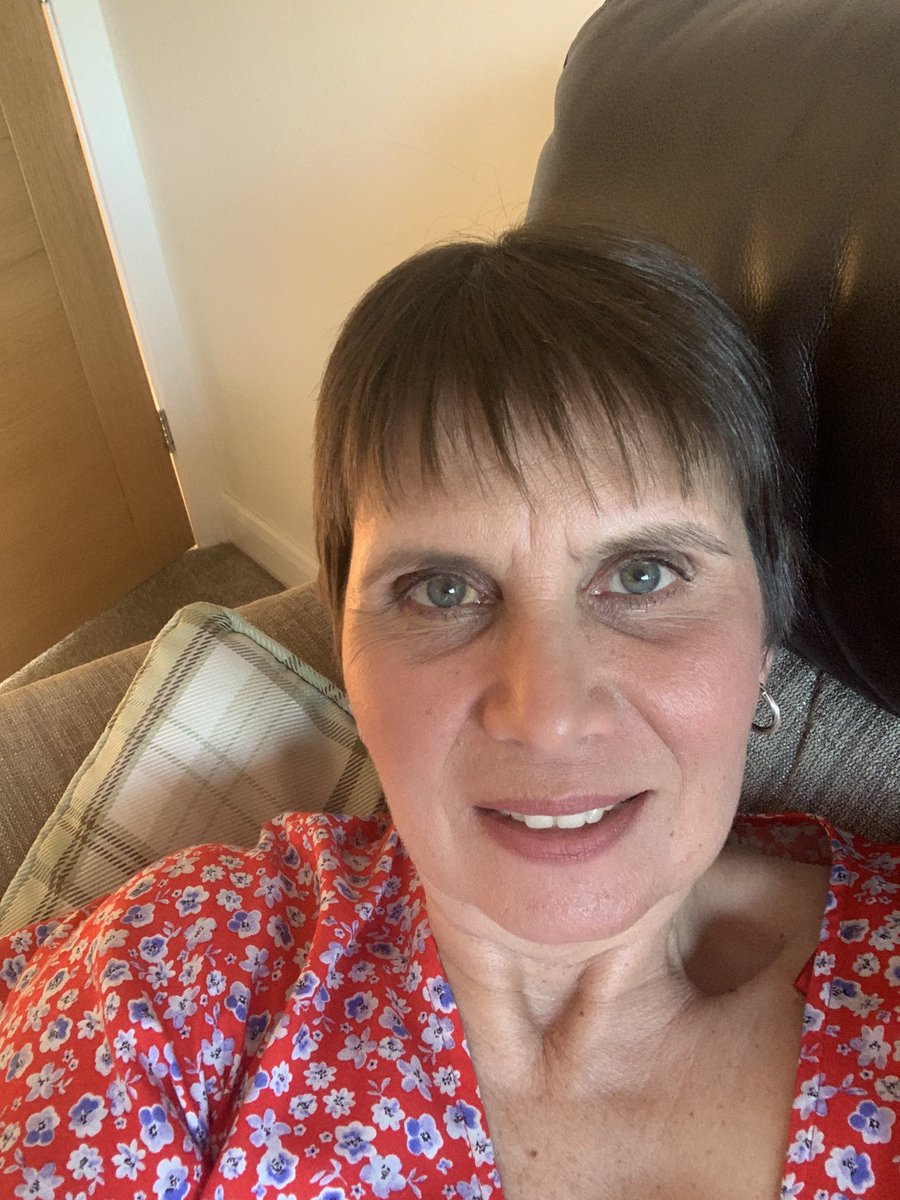 BobbieWorswick's tweet photo. Tough today yesterday as my hair finally had to go! The difference 4 weeks makes @ThanksCancer https://t.co/TE0MnzXixh