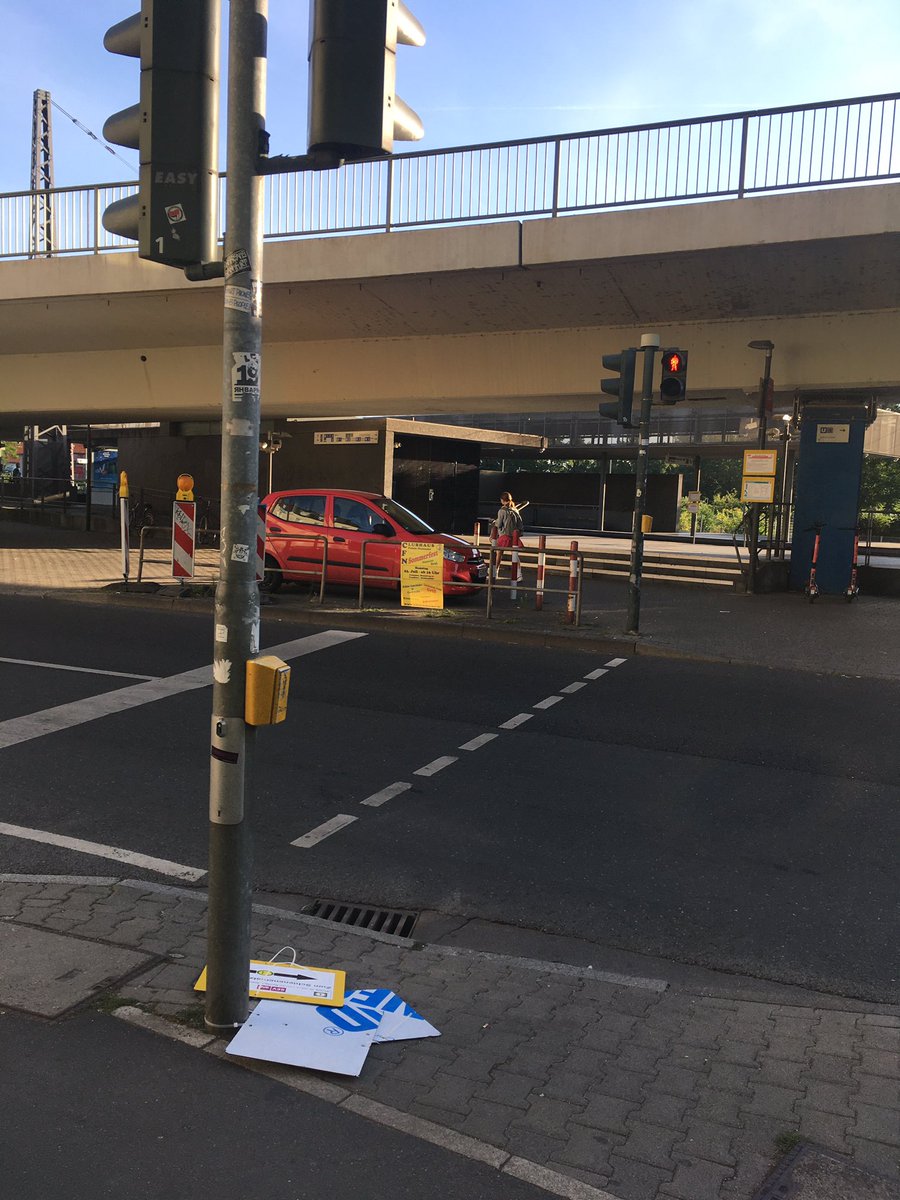 Moin <a href="/vgf_ffm/">VGF</a>! In Heddernheim hat jemand die Schilder für die Baumaßnahmen an der Ampel unterhalb der Maybachbrücke auf der Dillenburger Straße runtergerissen.