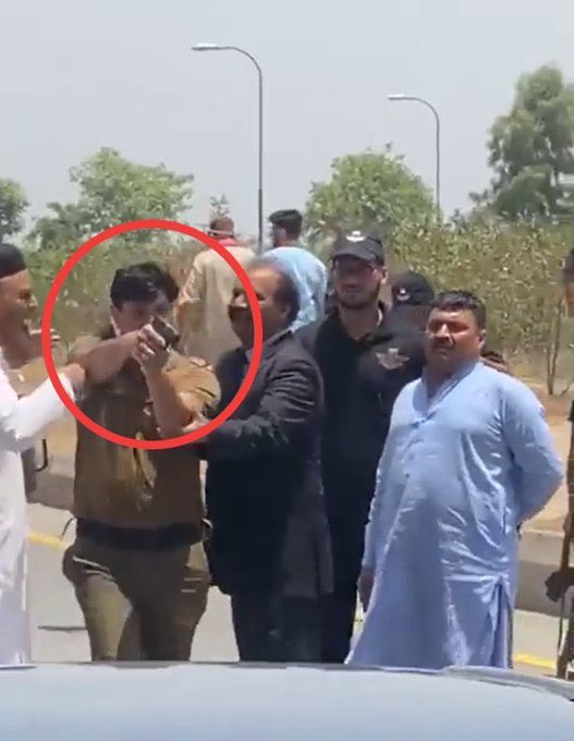 اس بندے کی گرفتاری سب سے پہلے چاہیے 

#پنجاب_پولیس_ٹھیک_کرو