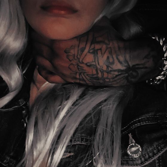 Alguien que me explique.
ㅤ
Por que su mano en mi cuello
ㅤ
se siente tan bien.