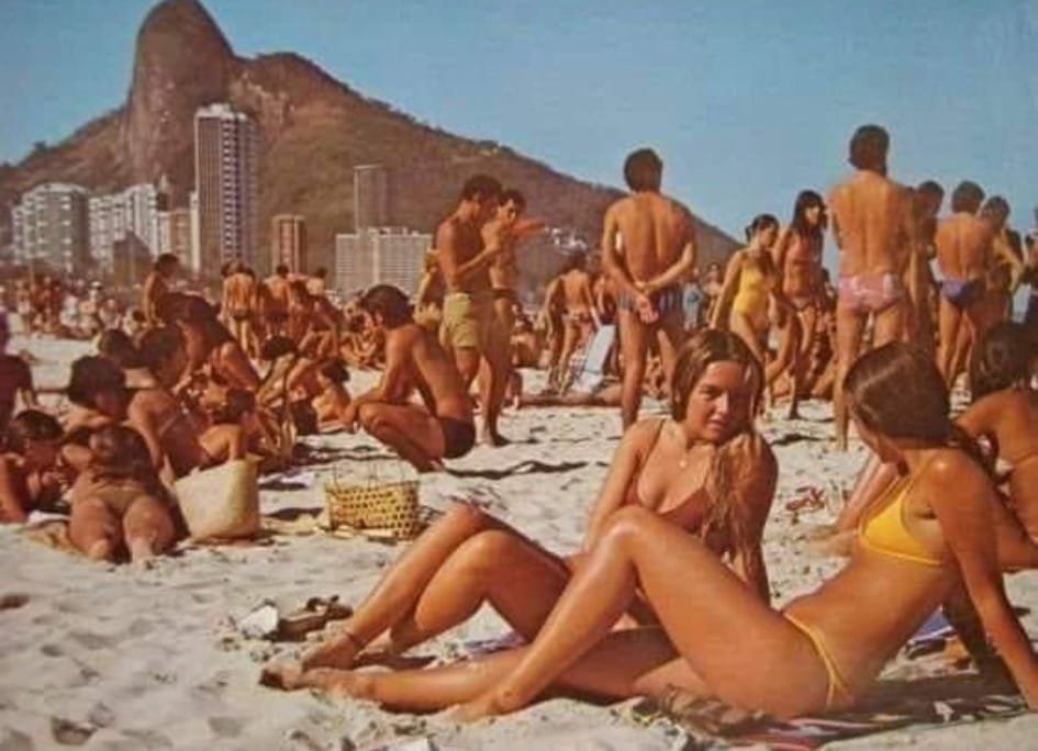 Foto uit 1970.
1: Waar zijn de dikke mensen?
2: Waar zijn de tattoos?
3: Waar zijn de telefoons?
4: Waar zijn de zonnebrillen?
5: Waar zijn de strepen in de lucht?