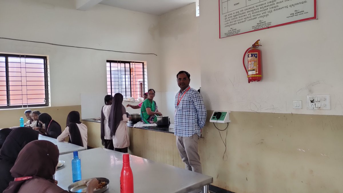 sreddy005's tweet photo. Food tasting duty @ MMDR PU COLLEGE BIDAR @Captain_Mani72 @DOMGOK @mmdrpubidar https://t.co/G1DuNsWVM8