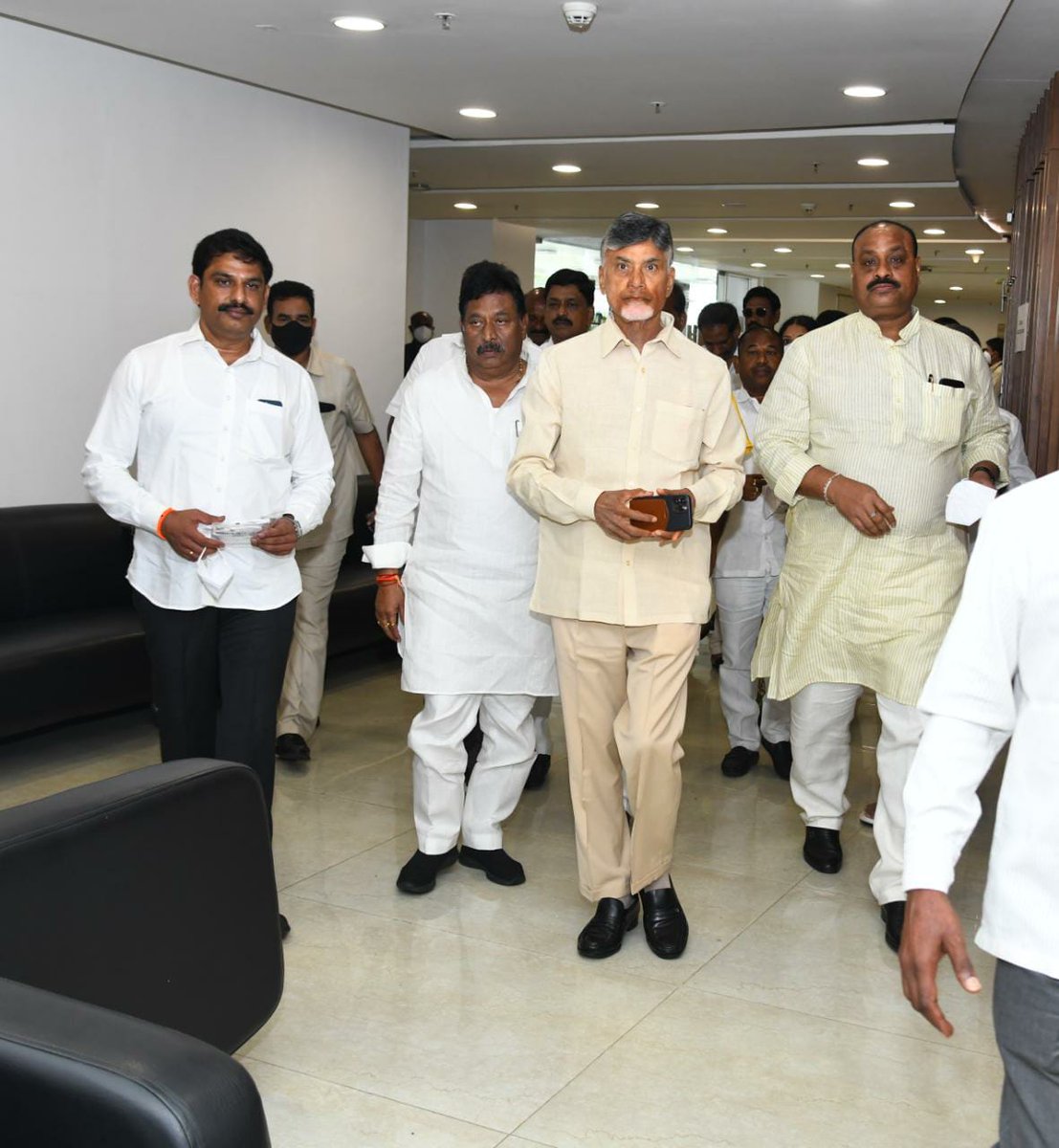 SambaYeluri's tweet photo. రాష్టప్రతి అభ్యర్థి కి ఓటు వేసిన టిడిపి ఎమ్మెల్యేలు: ఏపీ అసెంబ్లీలో ఓటు హక్కు వినియోగించుకున్న @ncbn గారు,టిడీపీ ఎమ్మెల్యేలు @katchannaidu గారు,ఏలూరి సాంబశివరావు ��ారు,@SatyaAnagani గారు, @ravi_gottipati గారు,శ్రీ డోలా బాల వీరాంజనేయ స్వామి గారు తదితరులు....

 #TeamYeluri https://t.co/f148x1MrgZ