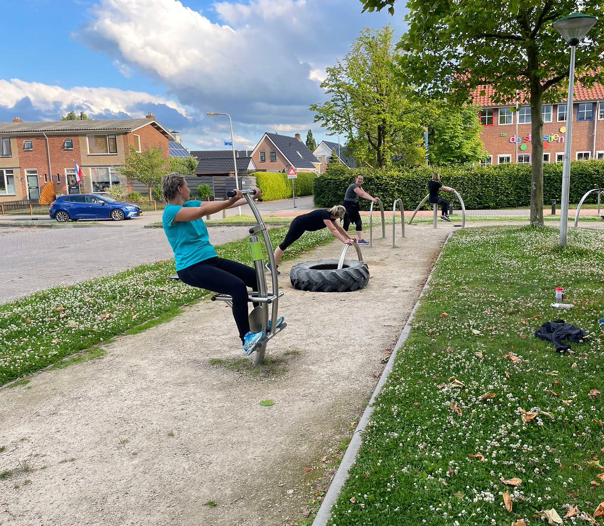 Sports2playBV's tweet photo. Buiten sporten is onwijs goed voor je en steeds meer mensen gaan daarom naar een outdoor fitness locatie. Zorg er met deze warme dagen wel voor dat je genoeg drinkt! 💦💦 #Outdoor #Fitness #Health https://t.co/NOUk88lWxP