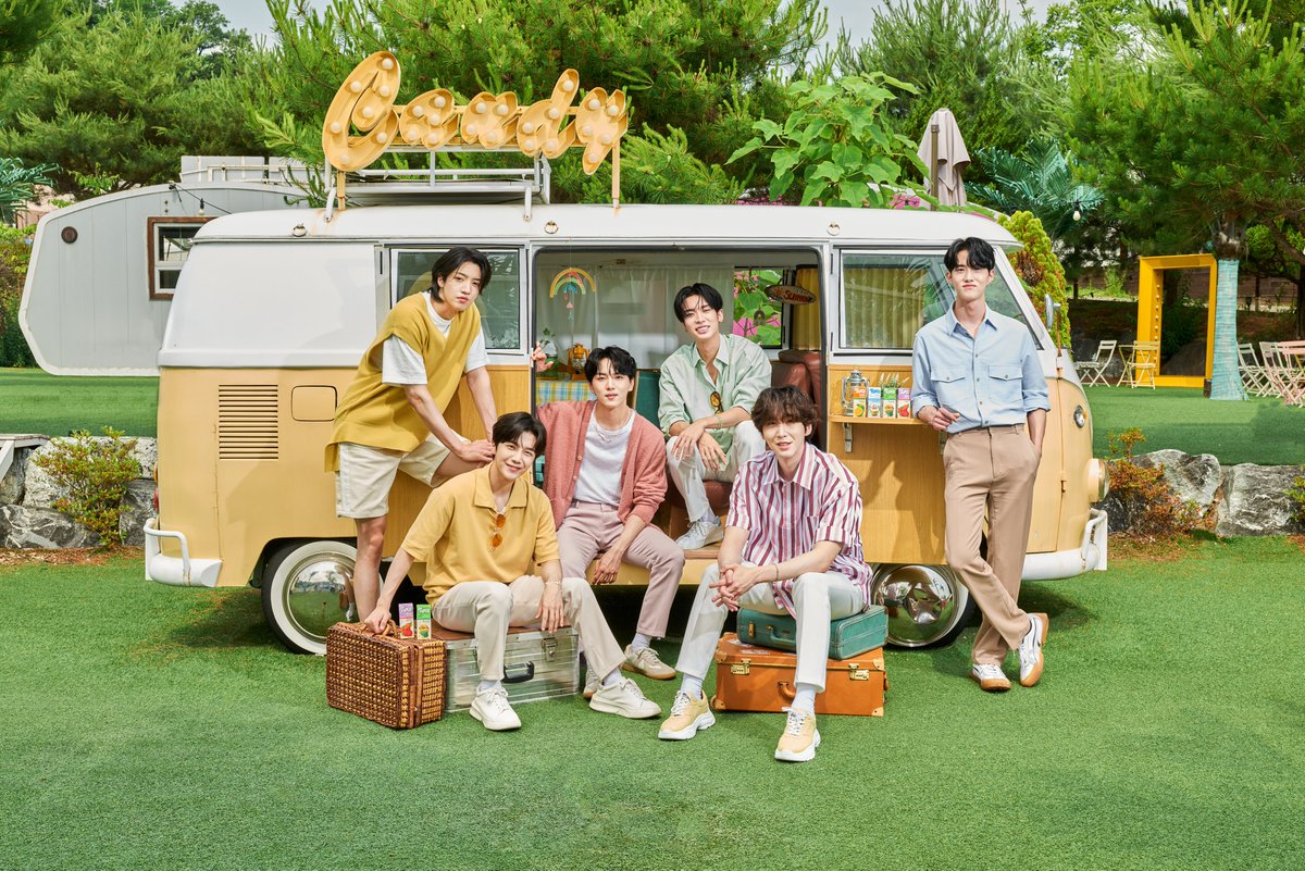 thektipcokorea's tweet photo. 팁코 X 펜타곤

팁코주스와 #펜타곤 의 두번째 만남, 그 단체컷을 공개합니다📸

제품을 찰떡같이 소화해주는 모델 덕분에 팁코는 정말 행복해요❤️
청량한 하늘 아래 #팁코 와 펜타곤, 이보다 더 완벽할 수는 없다구요🥰

상큼폭발 펜타곤처럼 상큼 터지는 하루, 팁코주스와 함께해요-!🍊 https://t.co/2a668bzxEK