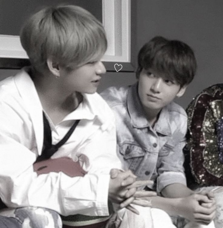 AmyungvBot's tweet photo. When his eyes find Taehyung and Taehyung is still looking at him, Jungkook thinks he would not mind spending his entire life on Taehyung’s orbit.

Only if Taehyung keeps his eyes on him like this. Always.

— Kenopsia https://t.co/vXhSZLSlK3 https://t.co/Iz4s8LZKrG