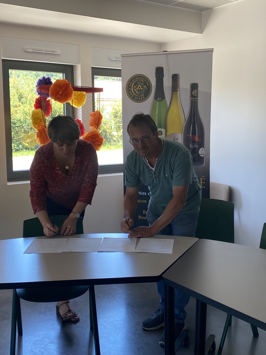 Le <a href="/ca_centrest/">Crédit Agricole Centre-est</a> a renouvelé sa convention de partenariat avec la FCCBJ. Celle-ci est placée sous le signe de la communication et de la promotion du système coopératif notamment à travers une vidéo dont les jeunes vignerons coopérateurs seront pleinement acteurs.😉