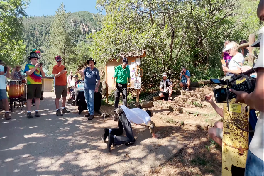 peanutizeme's tweet photo. US man creates history by pushing peanut up Pikes Peak with his nose
https://t.co/SvR1nPHyp9 https://t.co/Z89pbTksKa